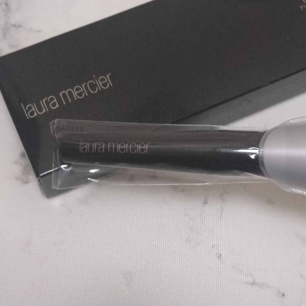 Laura Mercier Glow Powder Brush